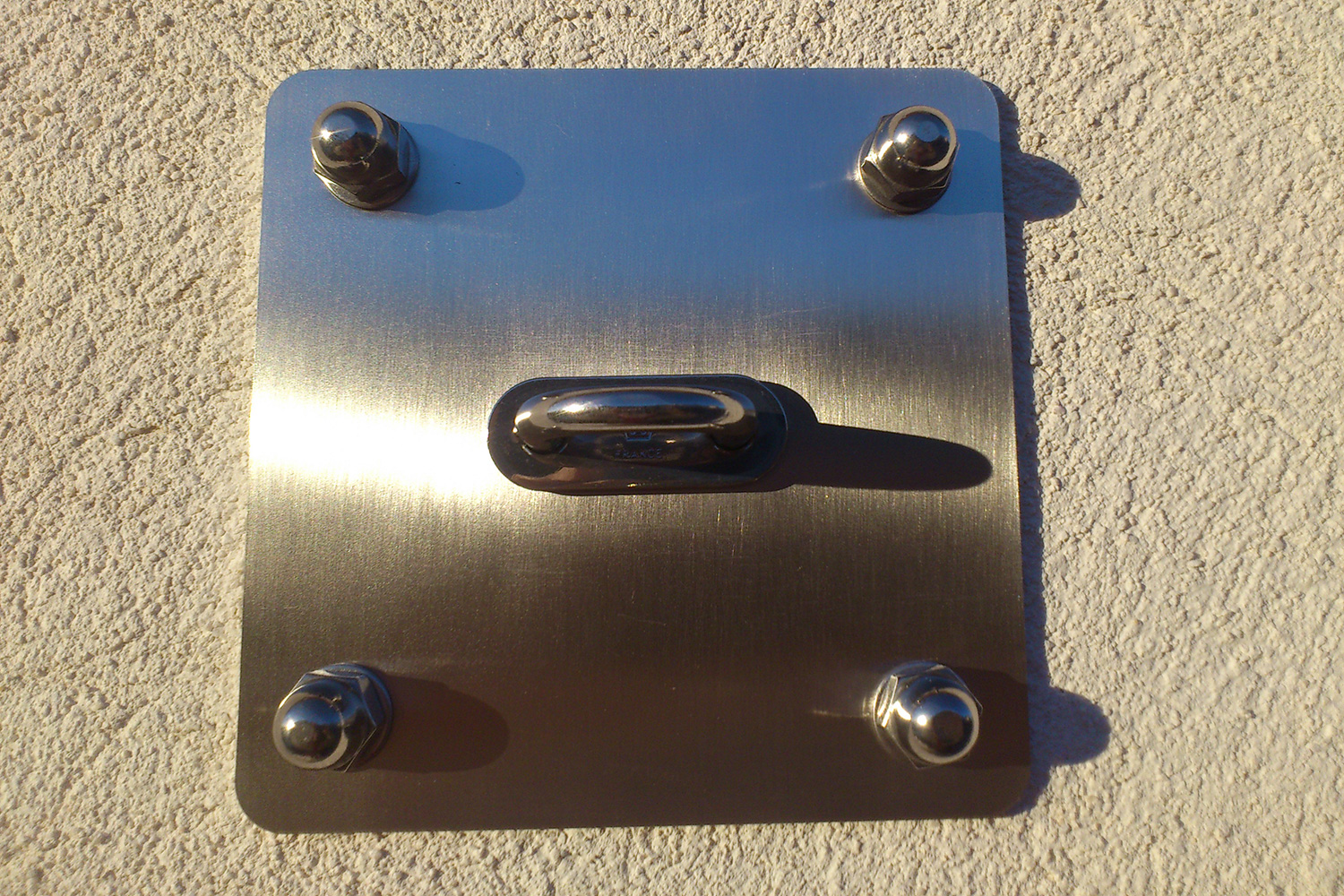 Platine murale inox 316L finition brossée avec anneau de fixation soudé pour voile d'ombrage